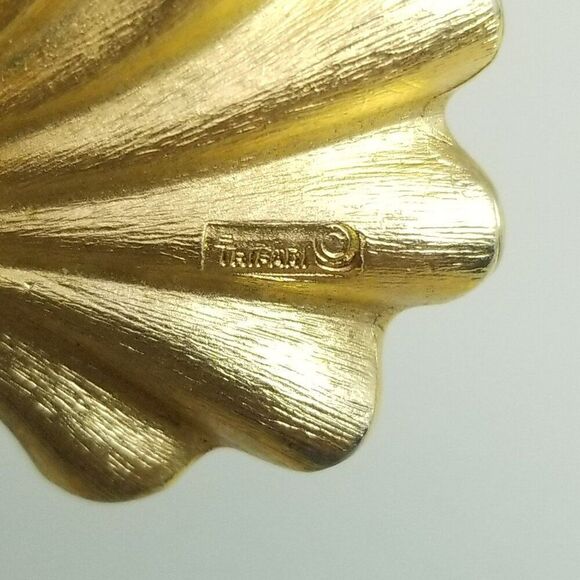 Vintage Crown Trifari Gold Tone Leaf Wave Shell Shape Brooch, Matte Gold Tone - Picture 4 of 7